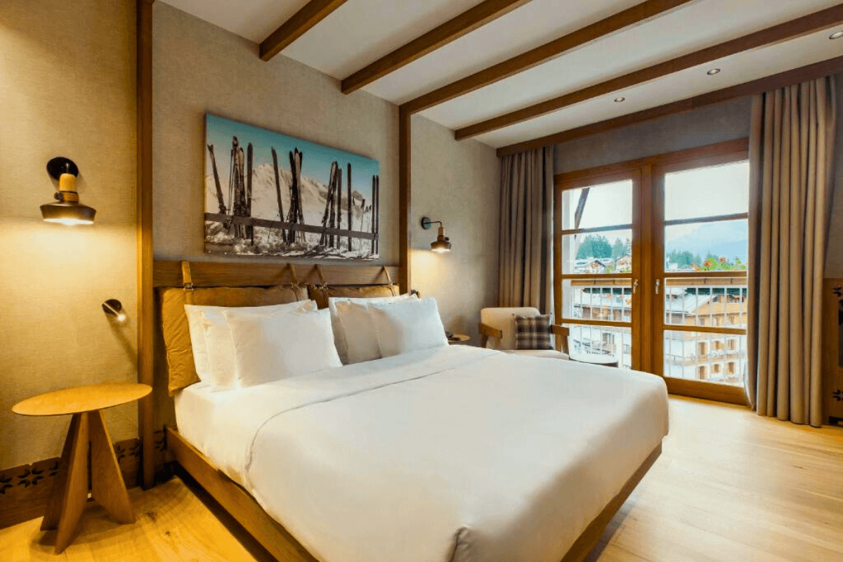 Grand Hotel Savoia Cortina d’Ampezzo room with balcony and mountain view.