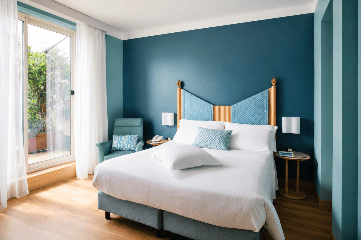 Hotel Spadari Al Duomo room with contemporary interiors near Milan Cathedral.