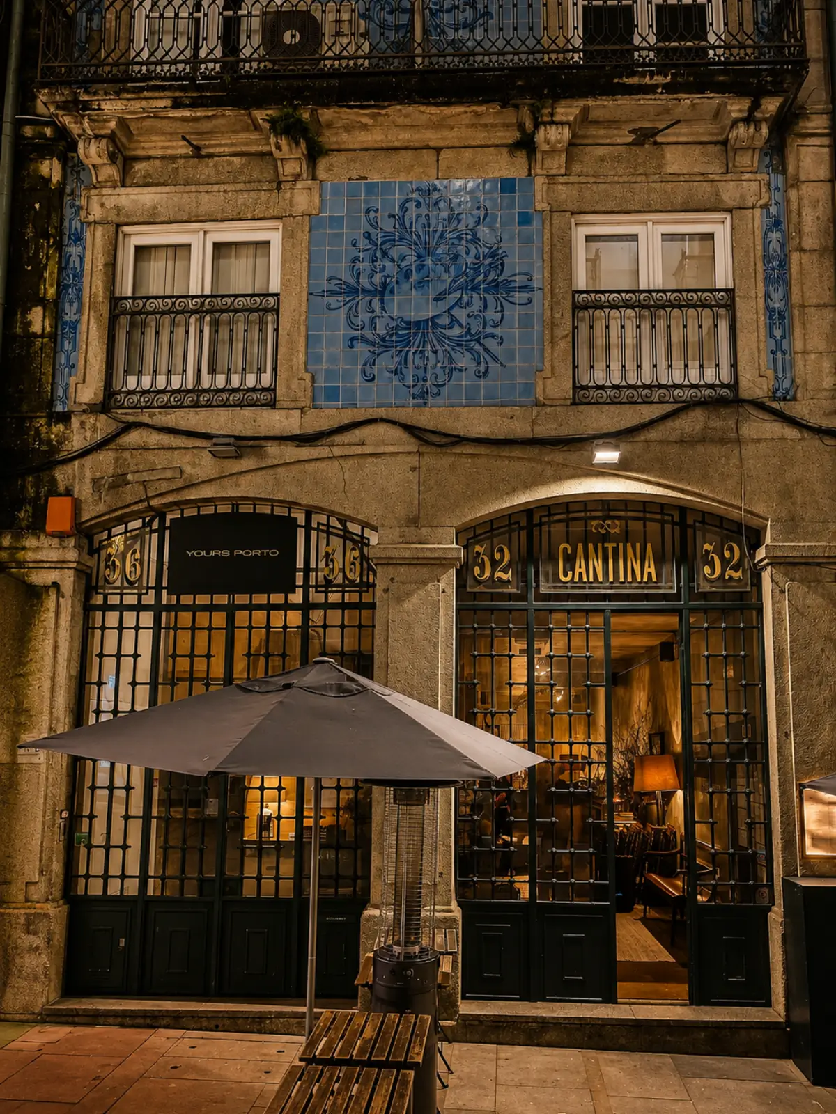Cantina 32 entrance on Rua das Flores in Porto at night.