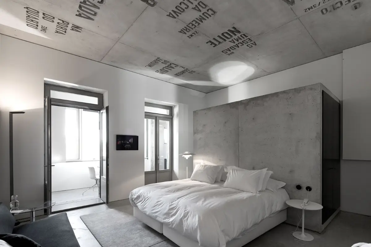 Casa do Conto room in Porto with a concrete feature wall.