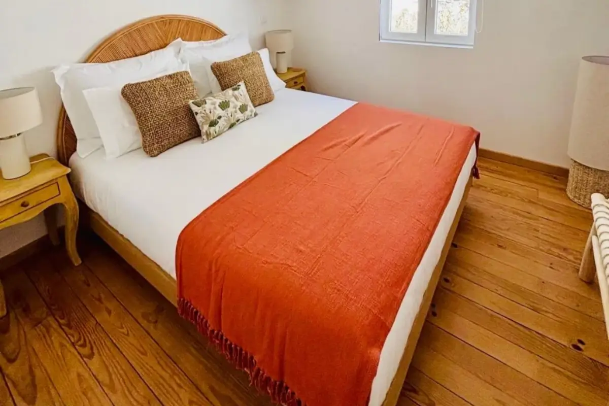 Double room with wooden floors at Casa Tawny in Pinhão.
