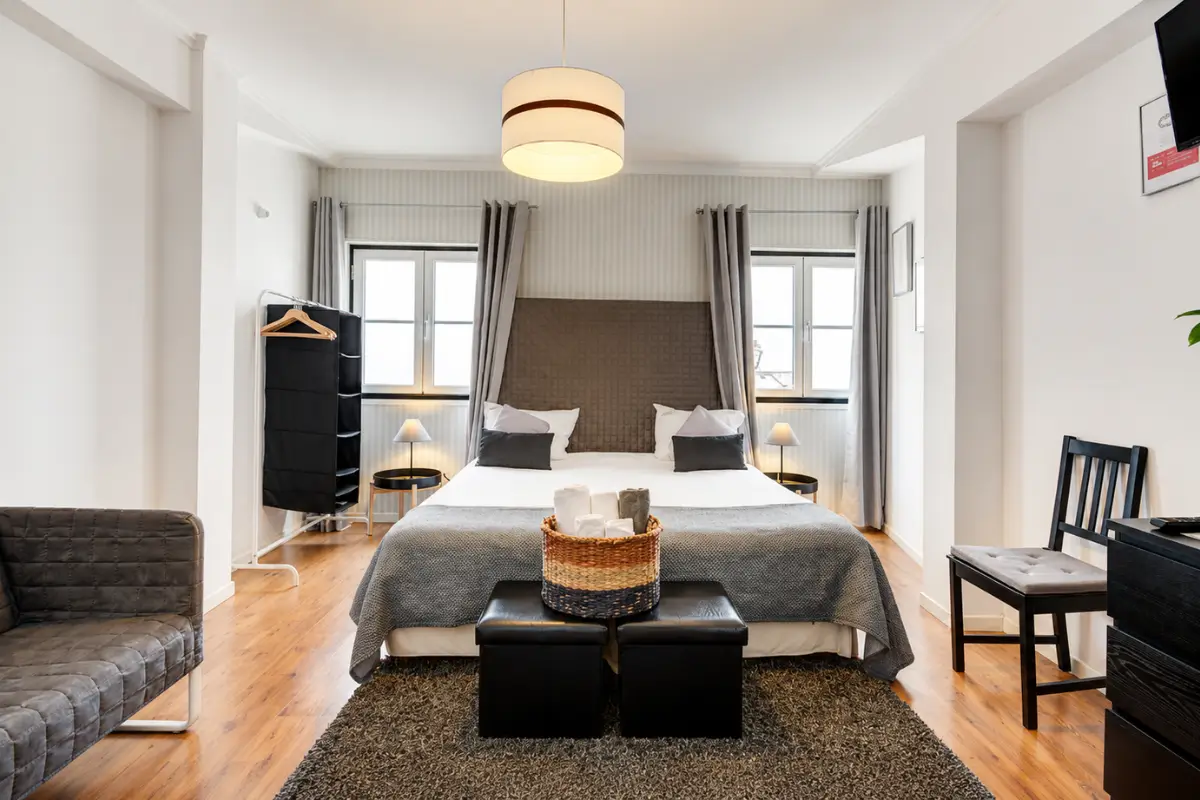 Bright guest room at Inn Bairro Alto Ba Sweet with a double bed.