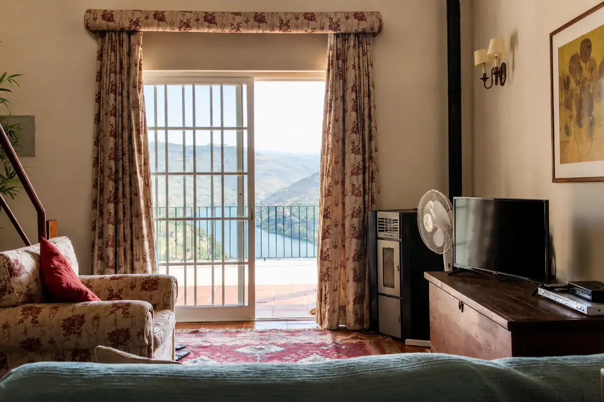 Bedroom with vineyard views at Quinta da Galeira in Pinhão.