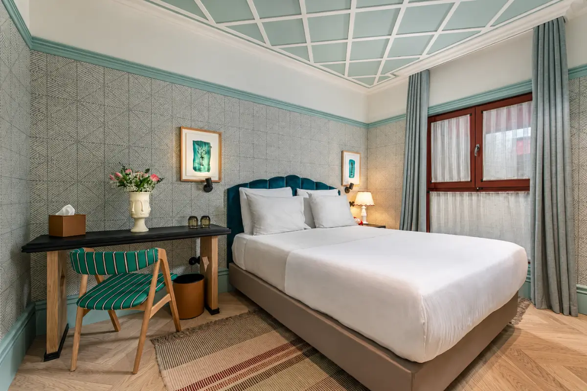 Guest room at The Editory Boulevard Aliados with a double bed.